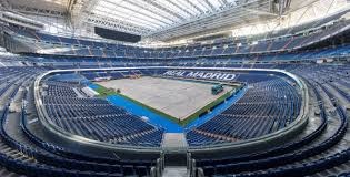 斗牛场悲壮一幕！公牛拒当玩物，撞墙主宰自己的牛生